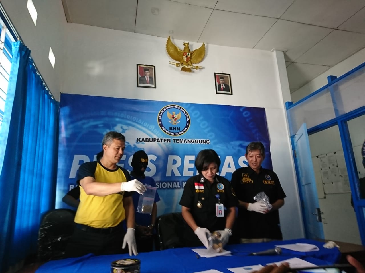 BNN Kabupaten Temanggung Menangkap Pengedar Ganja BNN Kabupaten Temanggung Menangkap Pengedar Ganja